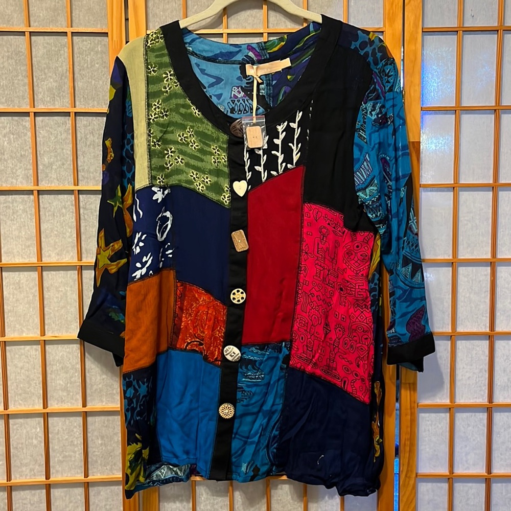 La Cera, this beautiful top is in perfect condition with an extra button